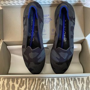 Rothy’s size 8.5, fits like 7.5 to 8. Gray camo flat